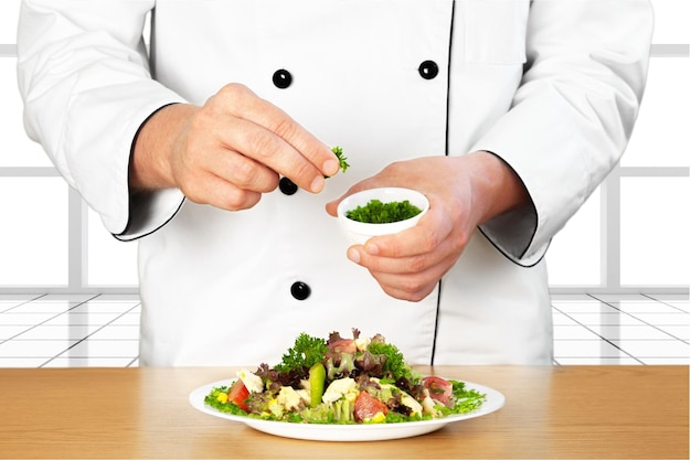 Kucharz z miską sałatki